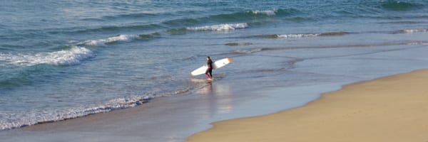 cronulla-beach-surfer cronulla-beach-surfer